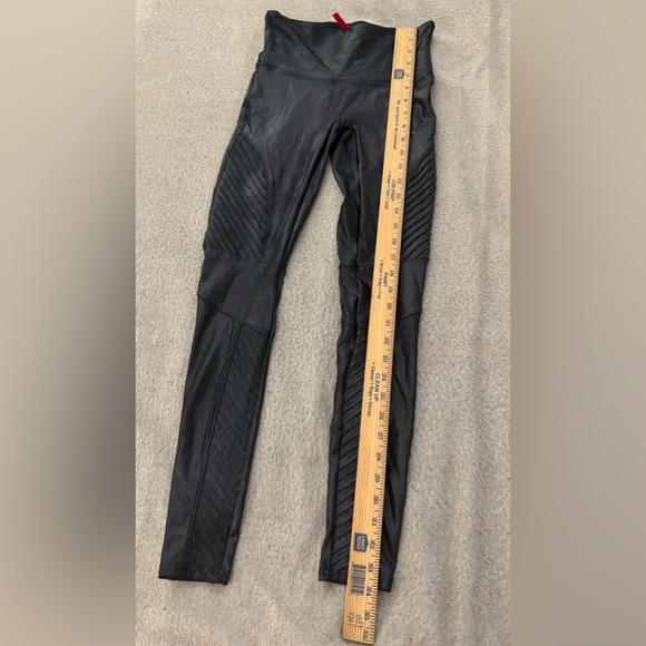 Spanx Women’s Leggings Size Medium Petite Faux Leather Moto Leggings Very Black - Picture 6 of 10